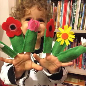 כריכת הספר ממחיזים סיפורים – תיאטרון אצלכם בסלון!